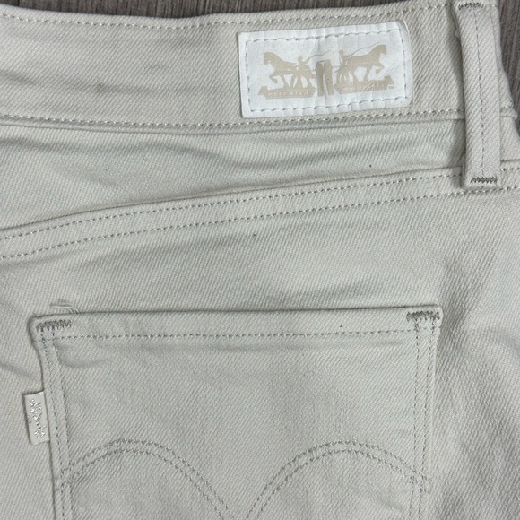 Women’s Levi’s 27 4 Small Denim Shorts Jeans Cream Rolled Hem Stretch 5 Pocket - Picture 6 of 10